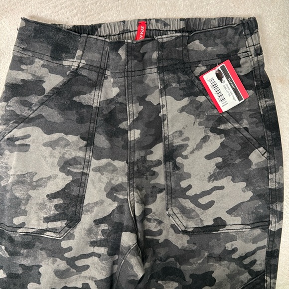 Spanx Stretch Twill‎ Cargo Black and Gray Camo Print Joggers Size 8 - Picture 4 of 10